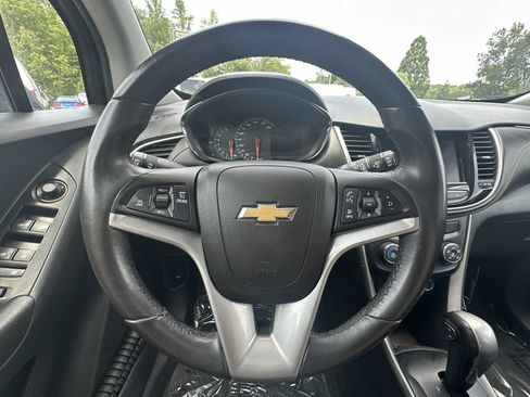 Used 2021 Chevrolet Trax LT w/ Premium Seat Package AWD/4WD image 24