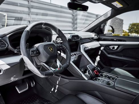 Used 2022 Lamborghini Urus AWD/4WD image 2