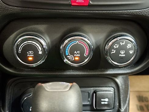 Used 2016 Jeep Renegade Latitude AWD/4WD image 17