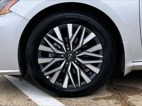 Used 2024 Nissan Altima 2.5 SV image 8