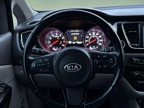 Used 2015 Kia Sedona SX image 35