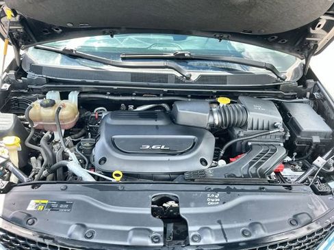 Used 2018 Chrysler Pacifica Touring-L FWD image 19