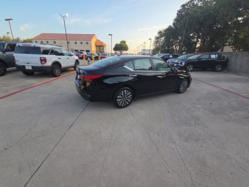 Used 2025 Nissan Altima 2.5 SV FWD image 7