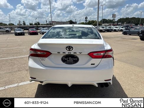 Used 2020 Toyota Camry SE FWD image 8