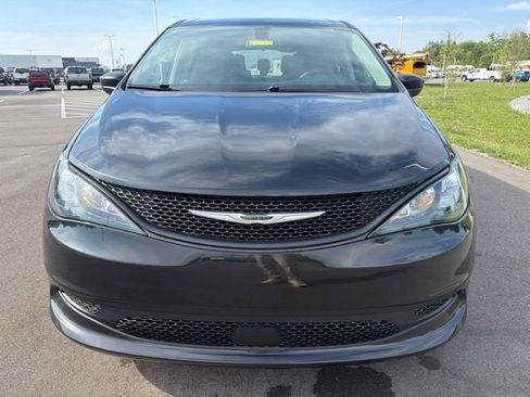 Used 2022 Chrysler Voyager LX FWD image 3