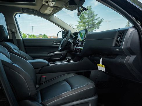 New 2025 Nissan Pathfinder SL w/ SL Premium Package image 11