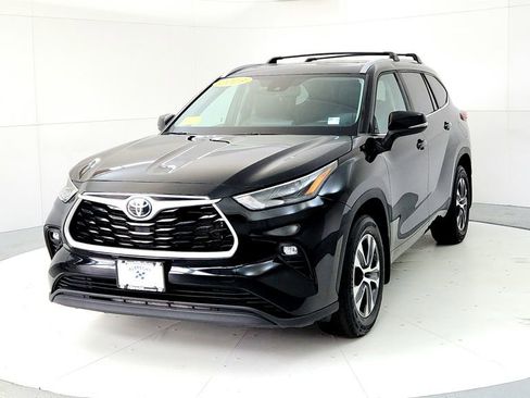 Used 2023 Toyota Highlander XLE AWD/4WD image 2