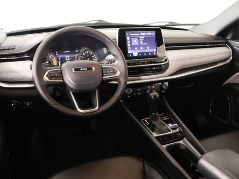 Used 2025 Jeep Compass Latitude AWD/4WD image 2