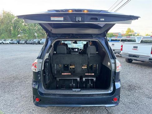 Used 2018 Toyota Sienna SE Premium w/ Carpet Mat Package FWD image 6