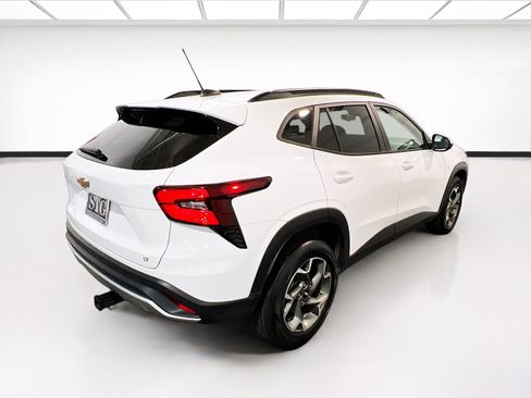 Used 2024 Chevrolet Trax LT w/ Driver Confidence Package FWD image 4