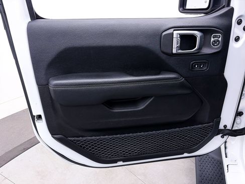 Used 2019 Jeep Wrangler Unlimited Sahara AWD/4WD image 15