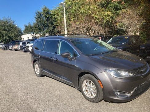 Used 2020 Chrysler Pacifica Touring-L image 9
