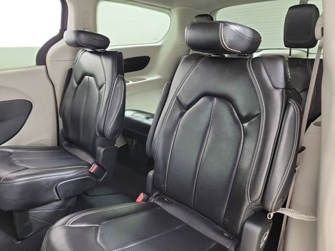 Used 2023 Chrysler Pacifica Touring-L FWD image 13
