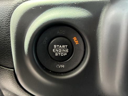 Used 2018 Jeep Wrangler Unlimited Sahara w/ Cold Weather Group AWD/4WD image 31