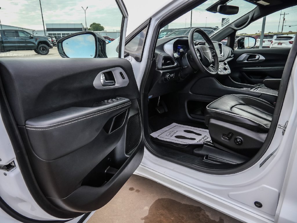 Used 2025 Chrysler Pacifica Limited FWD image 35