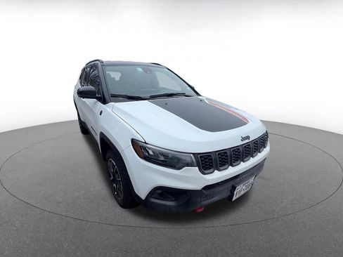 Used 2025 Jeep Compass Trailhawk image 4