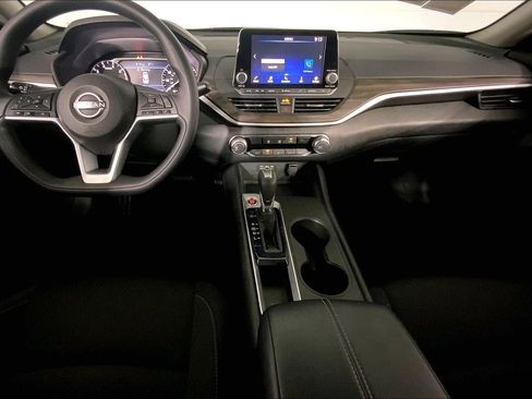 Used 2025 Nissan Altima 2.5 SV FWD image 15