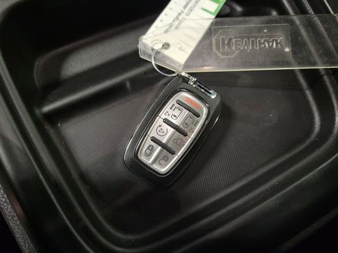 Used 2024 Chrysler Pacifica Touring FWD image 15
