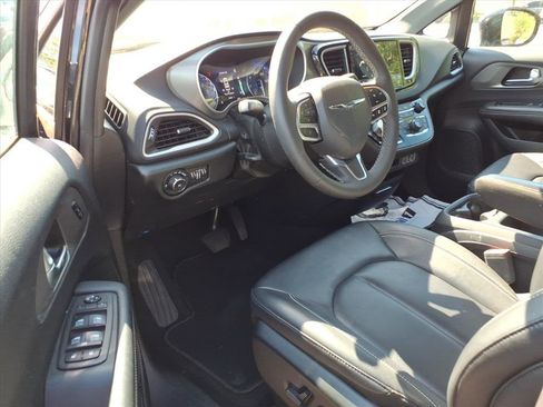 Used 2025 Chrysler Pacifica Select FWD image 16