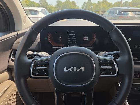 Used 2025 Kia Carnival EX FWD image 11