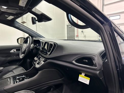 New 2026 Chrysler Pacifica Limited w/ S Appearance Package image 37