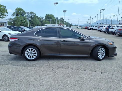 Used 2018 Toyota Camry LE w/ Convenience Package FWD image 3