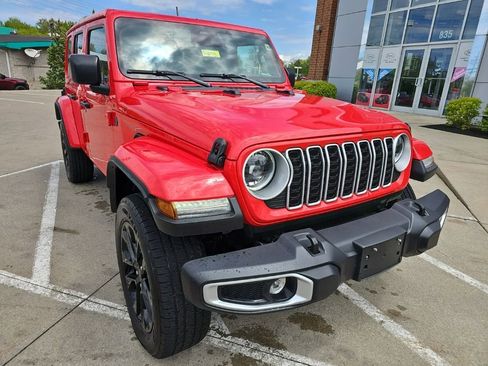 Certified 2025 Jeep Wrangler Unlimited Sahara w/ Safety Group AWD/4WD image 3