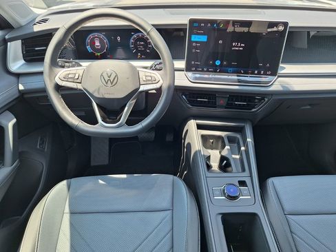 New 2025 Volkswagen Tiguan SE image 11