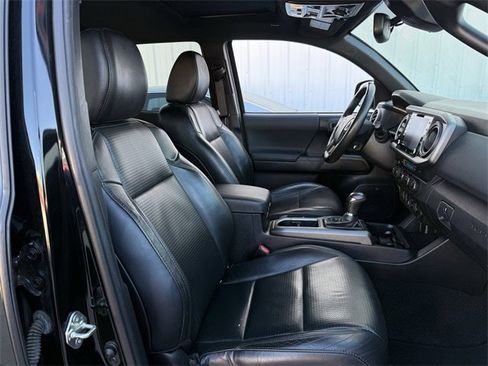 Used 2022 Toyota Tacoma TRD Off-Road w/ Technology Package image 31
