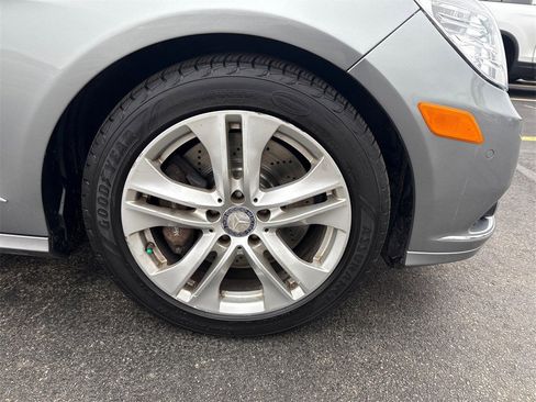 Used 2011 Mercedes-Benz E 550 4MATIC Sedan image 14