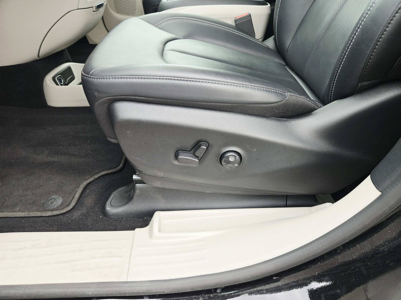 Used 2024 Chrysler Pacifica Touring-L FWD image 43