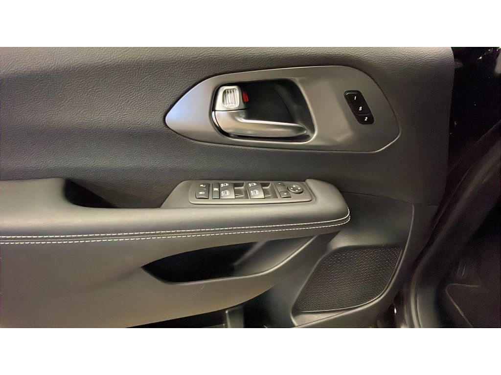 Used 2026 Chrysler Pacifica Select FWD image 10