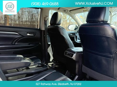 Used 2019 Toyota Highlander SE image 24