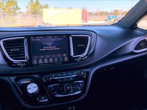 Used 2020 Chrysler Pacifica Touring-L Plus image 34