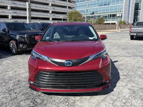 Used 2025 Toyota Sienna XLE image 2