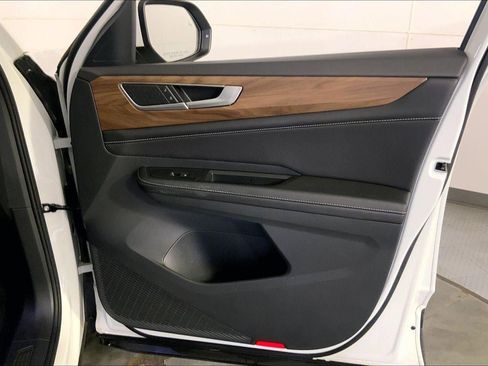Used 2025 Volkswagen Atlas SE AWD/4WD image 25