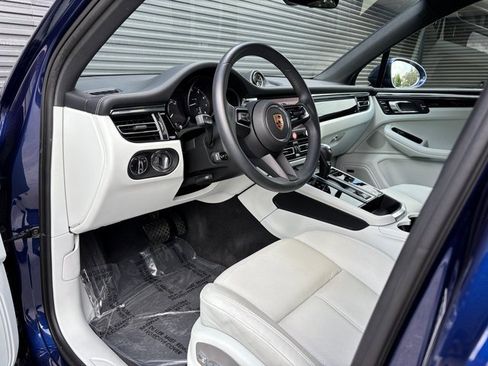 Certified 2025 Porsche Macan image 4