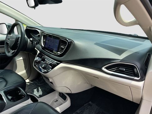 Used 2023 Chrysler Pacifica Touring-L FWD image 30