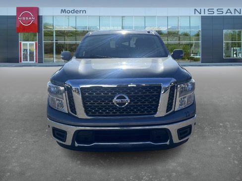 Used 2018 Nissan Titan SV w/ SV Convenience Package image 2
