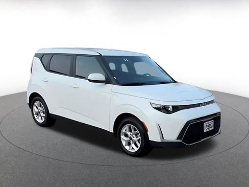 Used 2025 Kia Soul LX w/ LX Technology Package FWD image 2