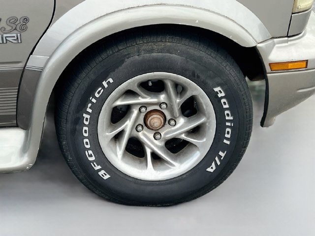 Used 2001 GMC Safari RWD image 9
