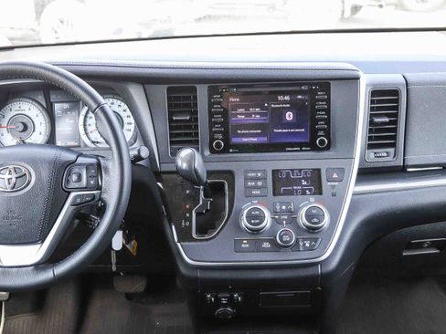 Used 2020 Toyota Sienna SE w/ Nightshade Edition FWD image 13