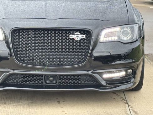 Used 2023 Chrysler 300 C image 7