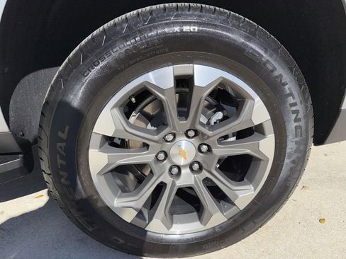 Used 2025 Chevrolet Suburban LS image 39