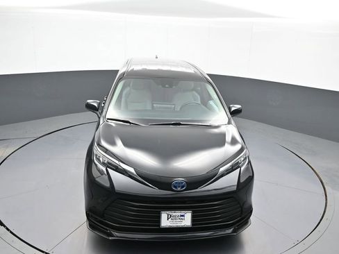 Certified 2025 Toyota Sienna LE image 35