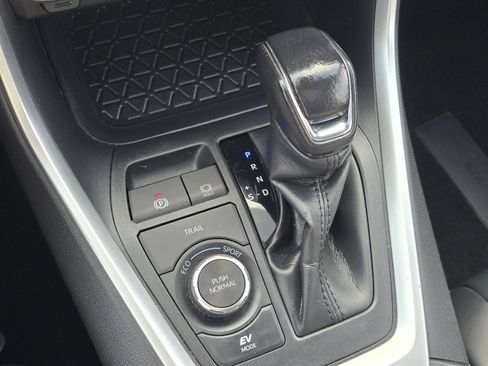 Used 2022 Toyota RAV4 XLE Premium image 31