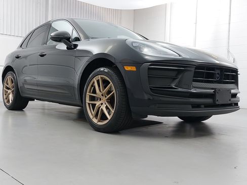 Certified 2023 Porsche Macan AWD/4WD image 9