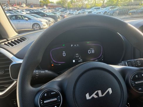 Used 2025 Kia Soul LX w/ LX Technology Package FWD image 35