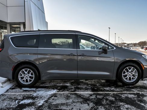 Used 2022 Chrysler Pacifica Touring-L image 9