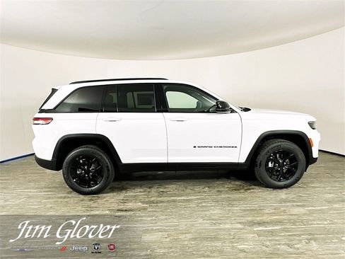 New 2025 Jeep Grand Cherokee Altitude image 10